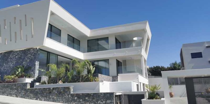 7 bedrooms Villa in Germasogeia, Cyprus No. 70739