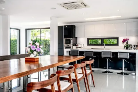 4 bedrooms Villa in Phuket, Thailand No. 72508 6