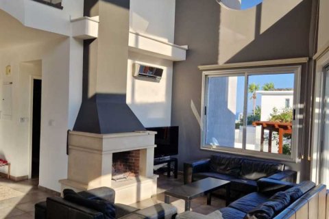 4 bedrooms Villa in Germasogeia, Cyprus No. 75697 3