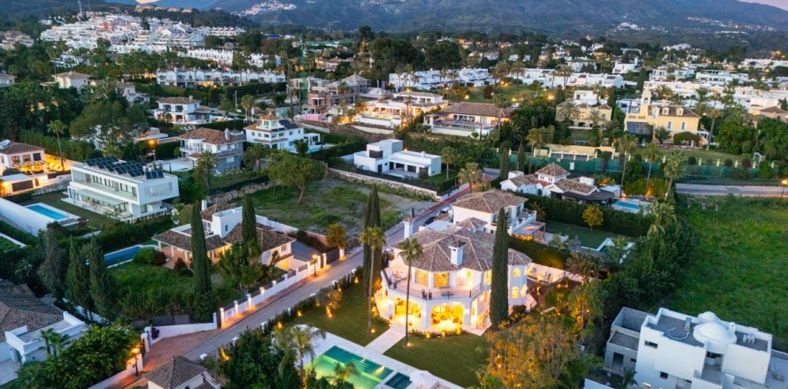 5 bedrooms Villa in Marbella, Spain No. 111478