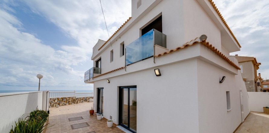 4 bedrooms Villa in Torrevieja, Spain No. 124532