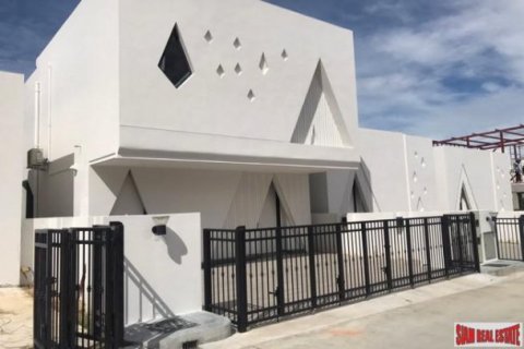 4 bedrooms Villa in Pattaya, Thailand No. 96592 4