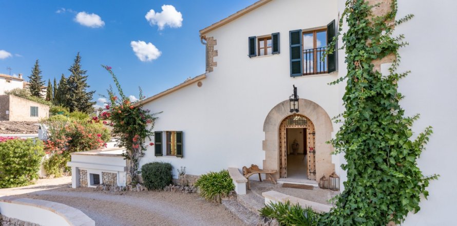 6 bedrooms Villa on the Mallorca, Spain No. 117122