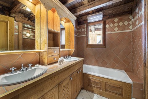 5 bedrooms House in Les Allues, France No. 99676 11