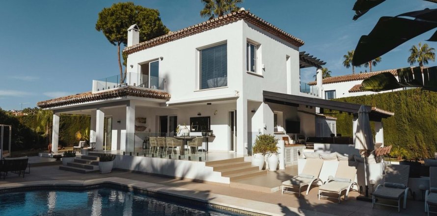 4 bedrooms Villa in Marbella, Spain No. 112604