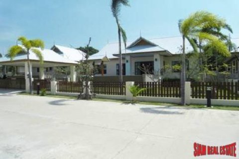 3 bedrooms Villa in Pattaya, Thailand No. 96466 1
