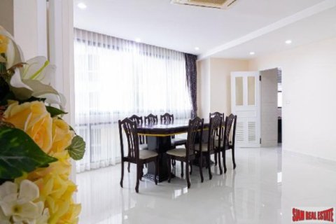 3 bedrooms Apartment in Bangkok, Thailand No. 98131 3
