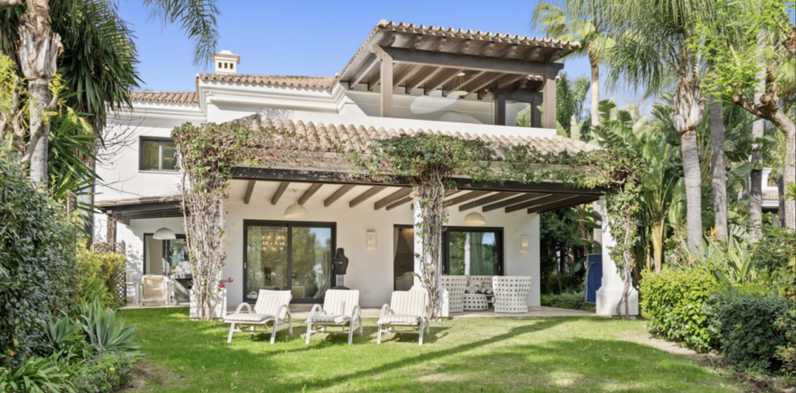 6 bedrooms Villa in Marbella, Spain No. 83900