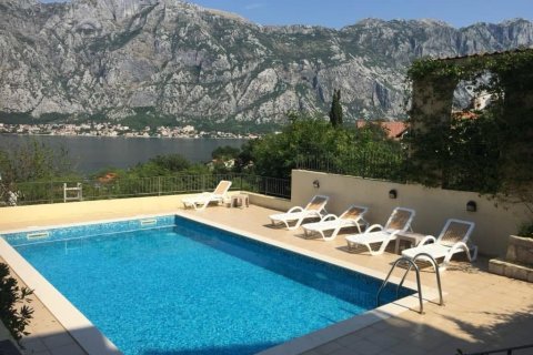 3 bedrooms Apartment in Prcanj, Montenegro No. 104716 2