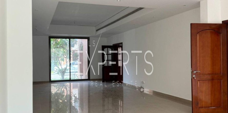 4 bedrooms Villa in Abu Dhabi, UAE No. 129713