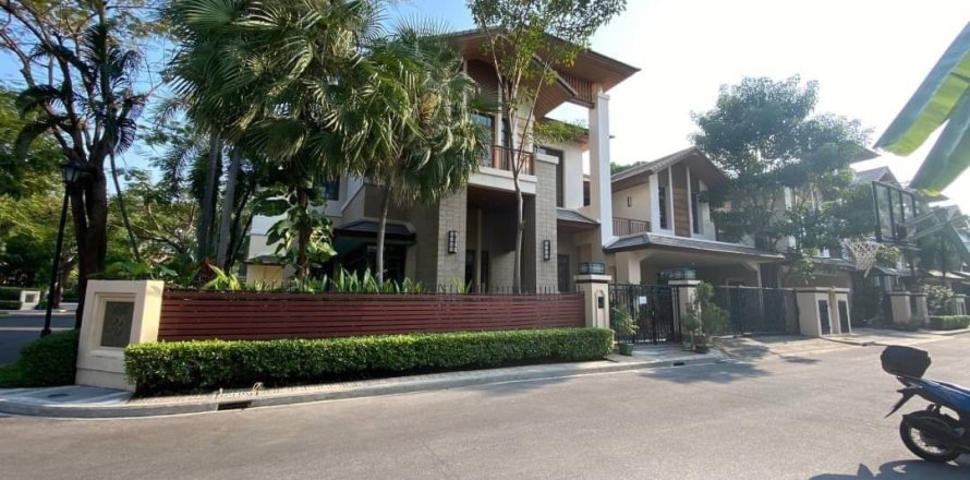 4 bedrooms Villa in Bangkok, Thailand No. 97542