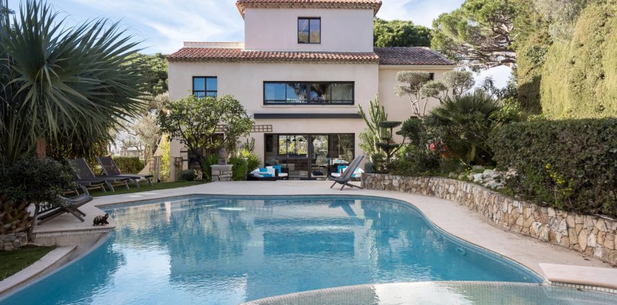 4 bedrooms House in Cannes, France No. 77827