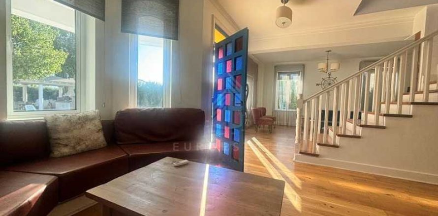 4 bedrooms House in Pervolia, Cyprus No. 101189