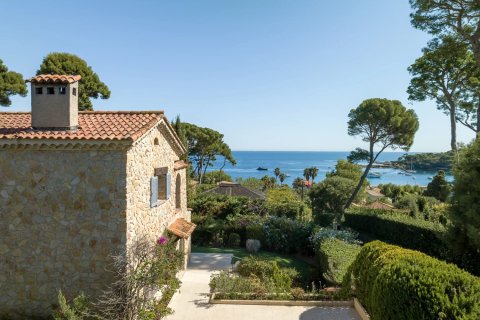 3 bedrooms Villa in Antibes, France No. 71498 2