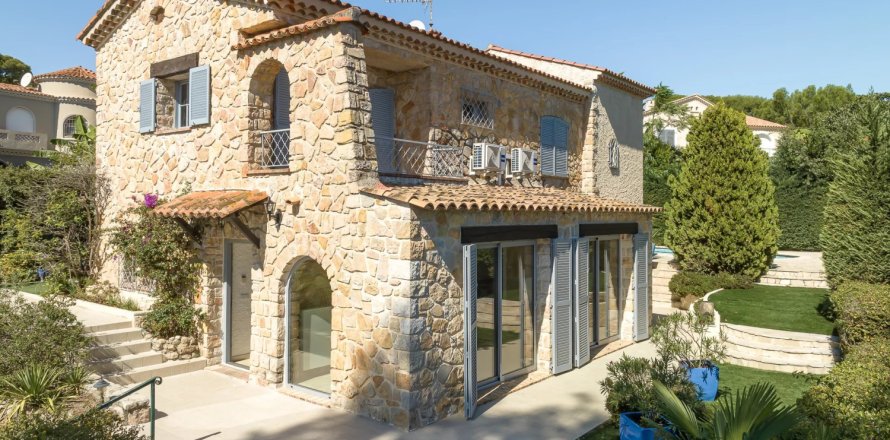 3 bedrooms Villa in Antibes, France No. 71498