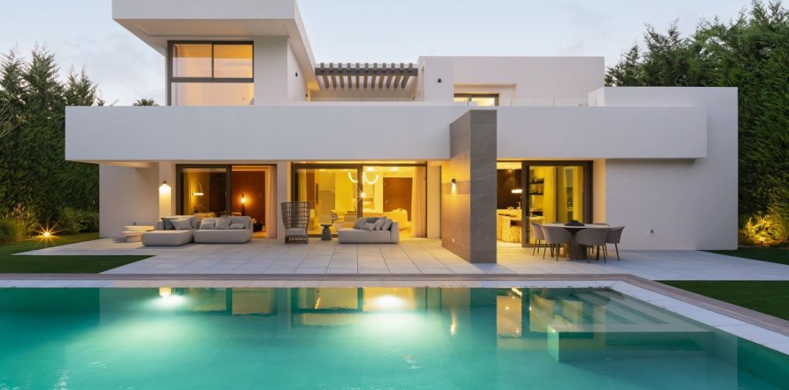 5 bedrooms Villa in Estepona, Spain No. 128866