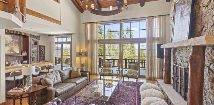 7 bedrooms House in Edwards, USA No. 104577