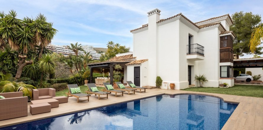 4 bedrooms Villa in Benahavis, Spain No. 111874