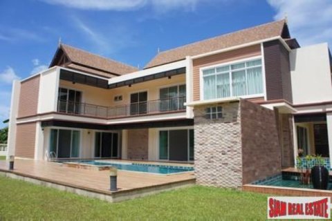 3 bedrooms Villa in Chalong, Thailand No. 95689 1