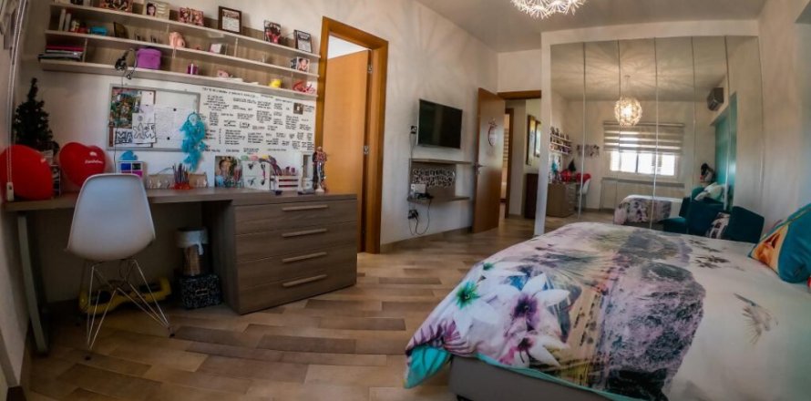 5 bedrooms Villa in Limassol, Cyprus No. 106929