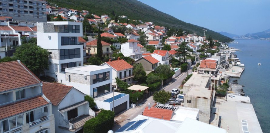 2 bedrooms Villa in Krashichi, Montenegro No. 104684