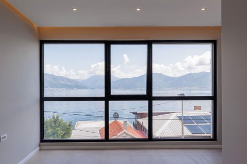 2 bedrooms Villa in Krashichi, Montenegro No. 104684 18