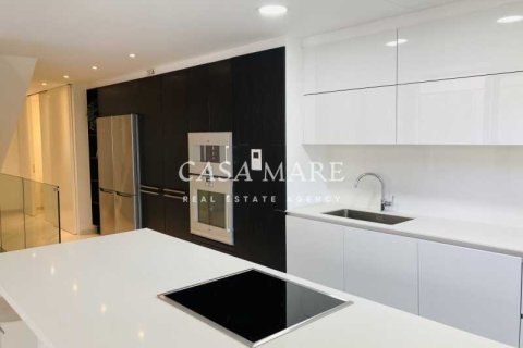 Мезонет с 4 спальнями в Строволос, Кипр №72864 1