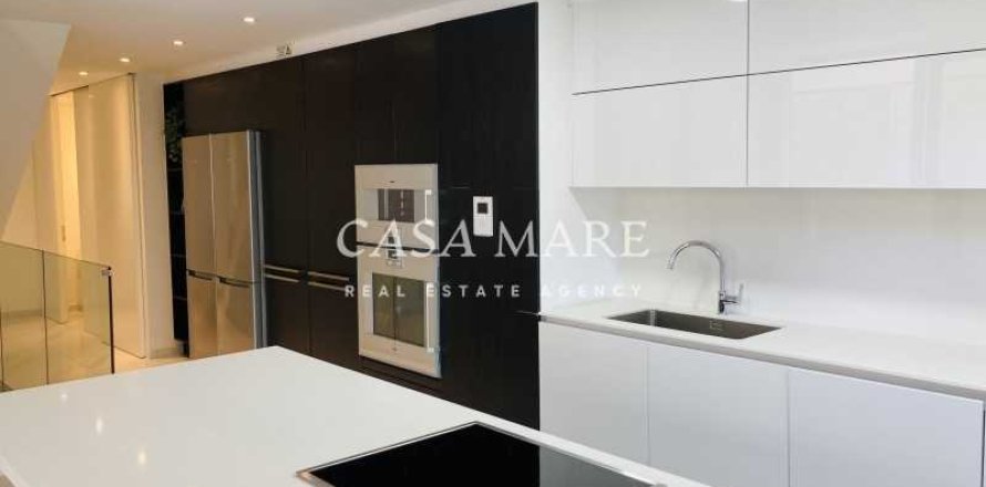 Мезонет с 4 спальнями в Строволос, Кипр №72864