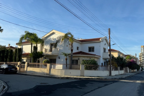 5 bedrooms Villa in Limassol, Cyprus No. 31675 1