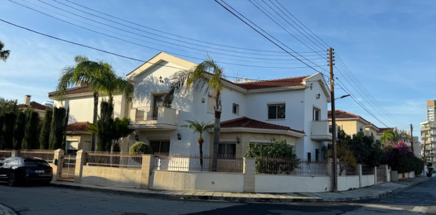 5 bedrooms Villa in Limassol, Cyprus No. 31675