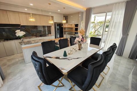 6 bedrooms House in Chiang Mai, Thailand No. 97782 8