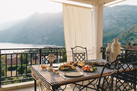 2 dormitorios Apartment en Kotor, Montenegro No. 104749 4