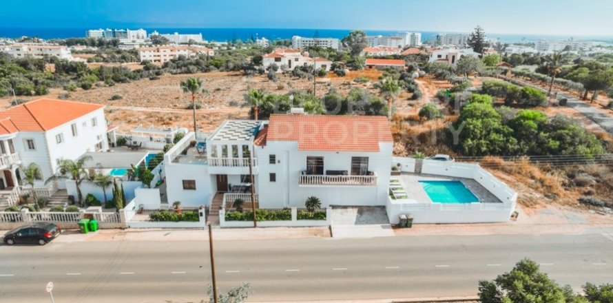4 bedrooms Villa in Ayia Napa, Cyprus No. 36545