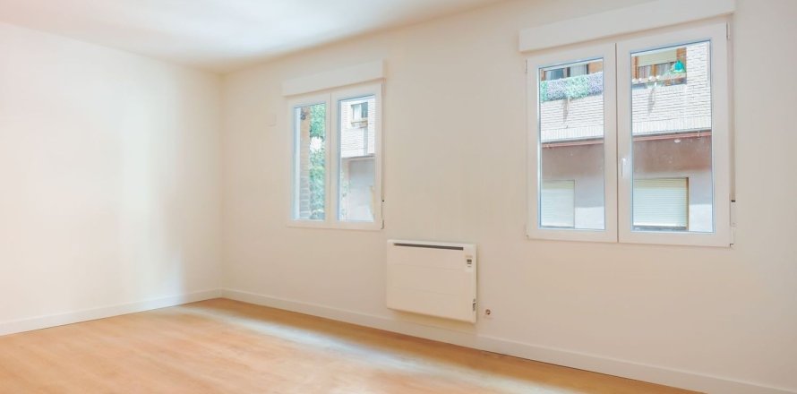 2 bedrooms Apartment in Madrid, Spain No. 126225