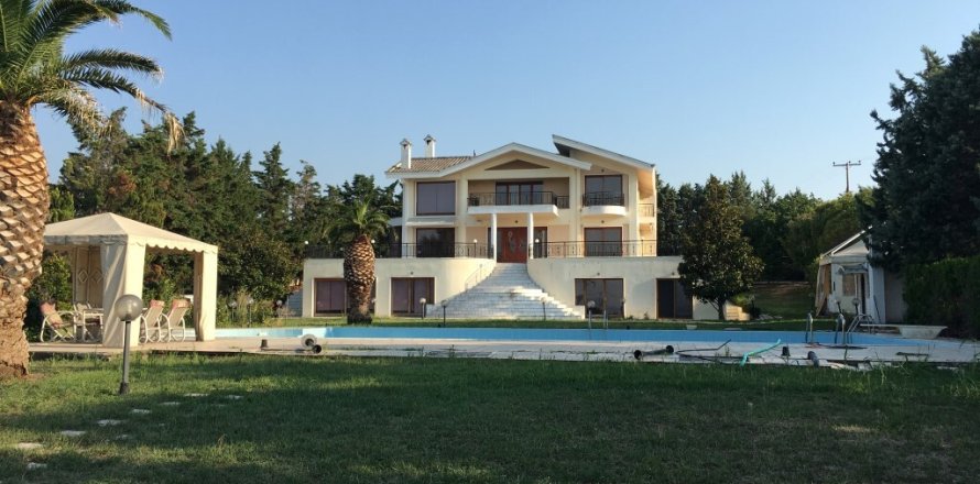 7 bedrooms Villa in Thermi, Greece No. 107705