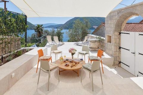 4 bedrooms House in Kotor, Montenegro No. 104823 2