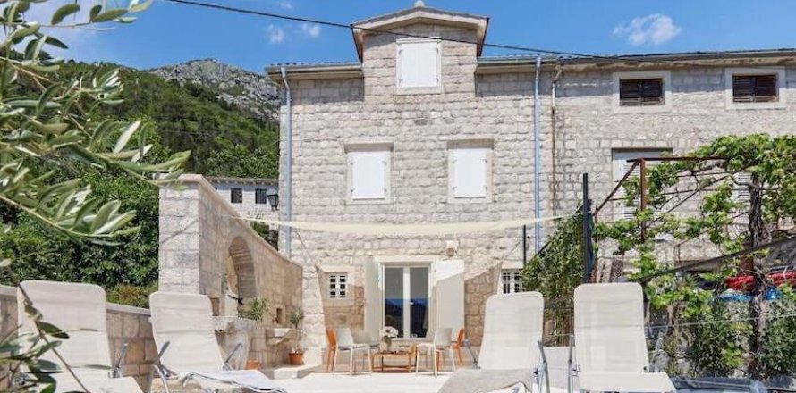 4 bedrooms House in Kotor, Montenegro No. 104823