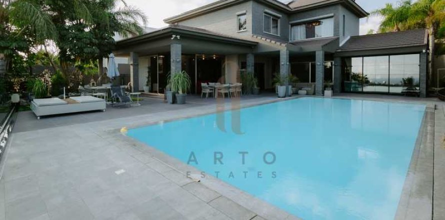 5 bedrooms Villa in Agios Athanasios, Cyprus No. 81736