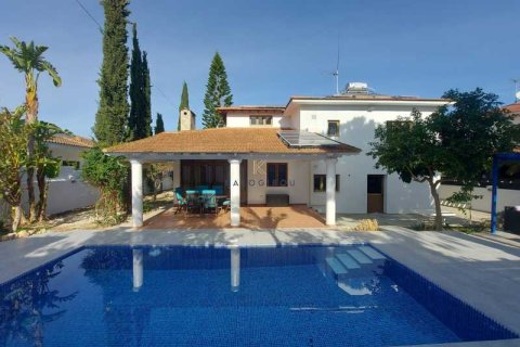 5 bedrooms House in Aradippou, Cyprus No. 75376 1