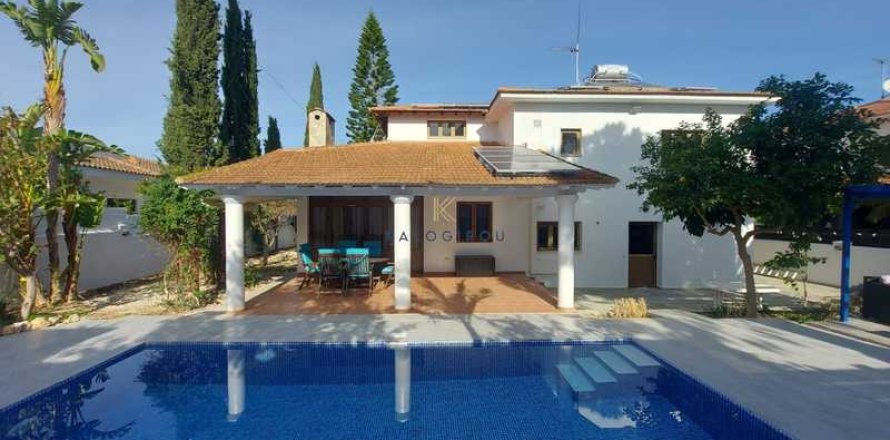 5 bedrooms House in Aradippou, Cyprus No. 75376