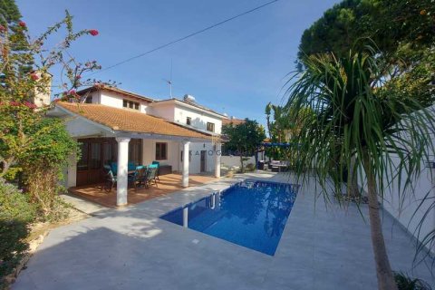 5 bedrooms House in Aradippou, Cyprus No. 75376 3