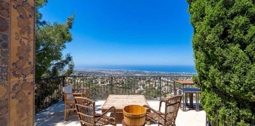 5 bedrooms Villa in Tala, Cyprus No. 72211