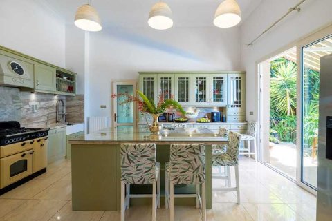 5 bedrooms Villa in Tala, Cyprus No. 72211 10