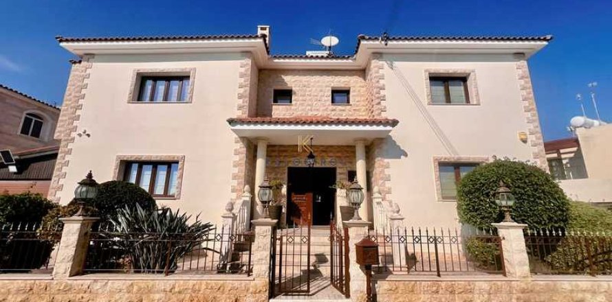 6 bedrooms House in Larnaca, Cyprus No. 76264