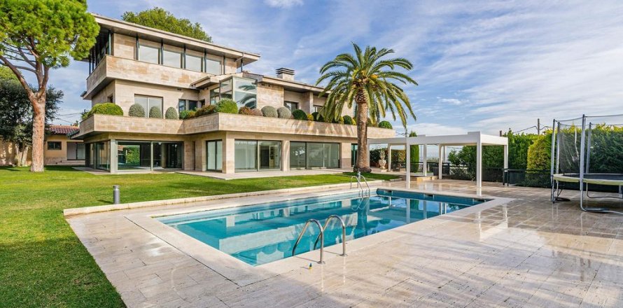 6 bedrooms House in Castelldefels, Spain No. 26455