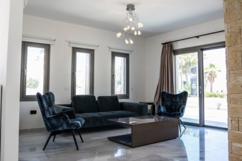 3 bedrooms House in Chloraka, Cyprus No. 37190 1