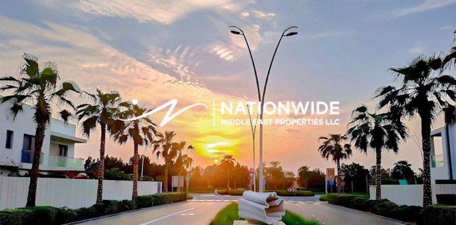 3 dormitorios Duplex en Abu Dhabi, UAE No. 121055