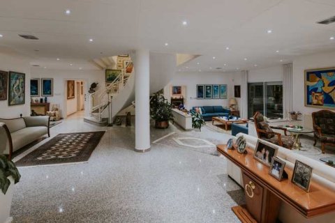 Вилла с 7 спальнями в Лимассол, Кипр №52607 9