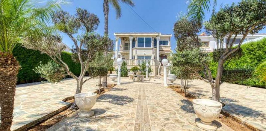 4 bedrooms House in Paralimni, Cyprus No. 101378