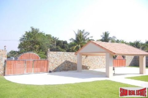 6 bedrooms House in Pattaya, Thailand No. 96477 4